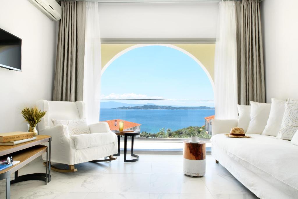 Сьюит (Романтический люкс в мансарде с панорамным видом на море) отеля Akrathos Beach Hotel, Уранополис