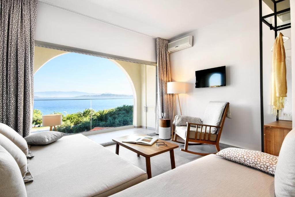 Сьюит (Представительский люкс с видом на море) отеля Akrathos Beach Hotel, Уранополис