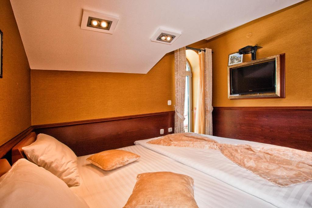 Двухместный (Стандартный двухместный номер с 1 кроватью и видом на море) гостевого дома Rooms & Apartments Villa Romantica, Тиват