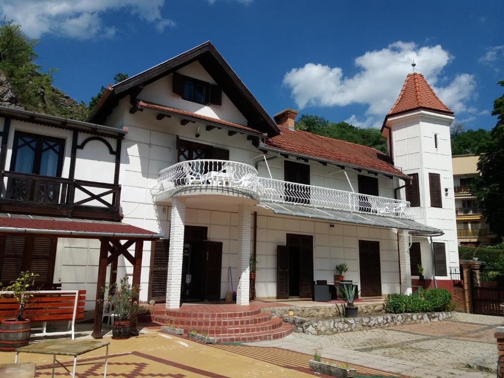 Отель Valcsics Villa Panzió, Печ