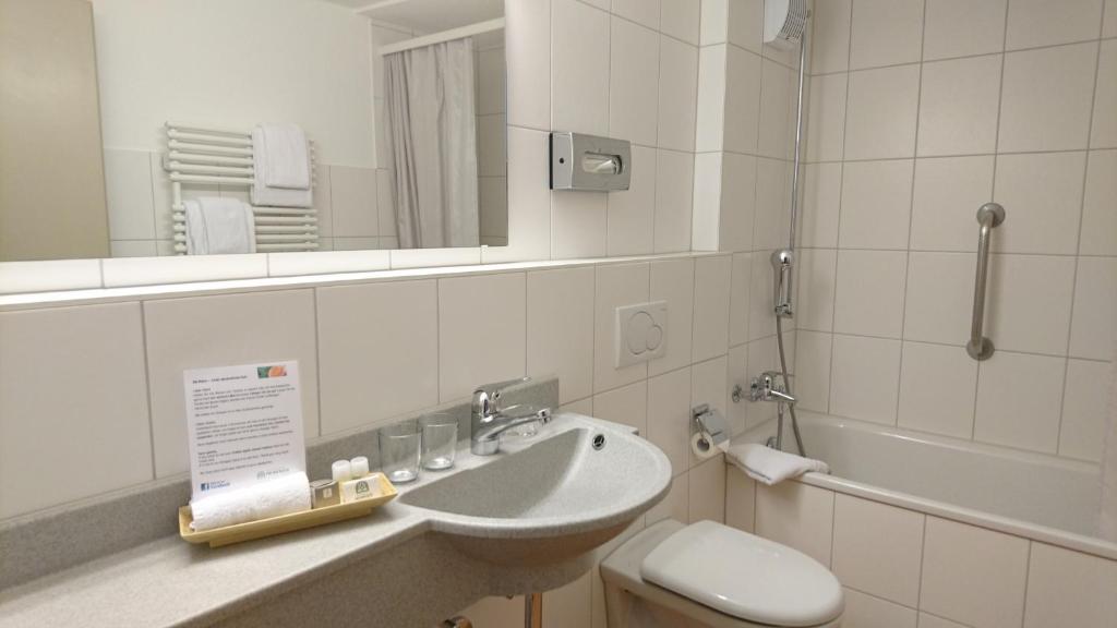 Трехместный (Трехместный номер с ванной комнатой) отеля Hotel Promenade, Шаффхаузен