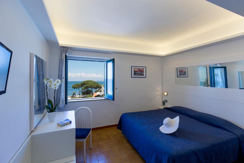 Двухместный (Двухместный номер с 1 кроватью или 2 отдельными кроватями и видом на море) отеля Hotel Il Faro, Сорренто