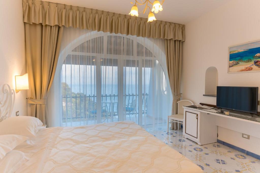 Двухместный (Улучшенный двухместный номер с 1 кроватью и балконом, вид на море) отеля Grand Hotel Le Rocce, Гаэта