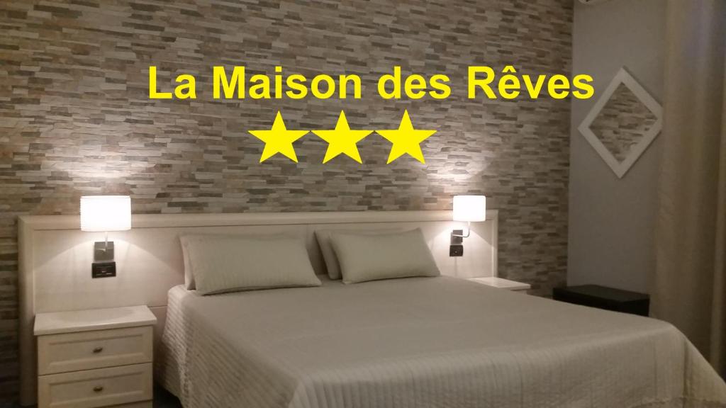 Двухместный (Двухместный номер Делюкс с 1 кроватью или 2 отдельными кроватями и балконом) отеля La Maison Des Rêves, Сиракузы
