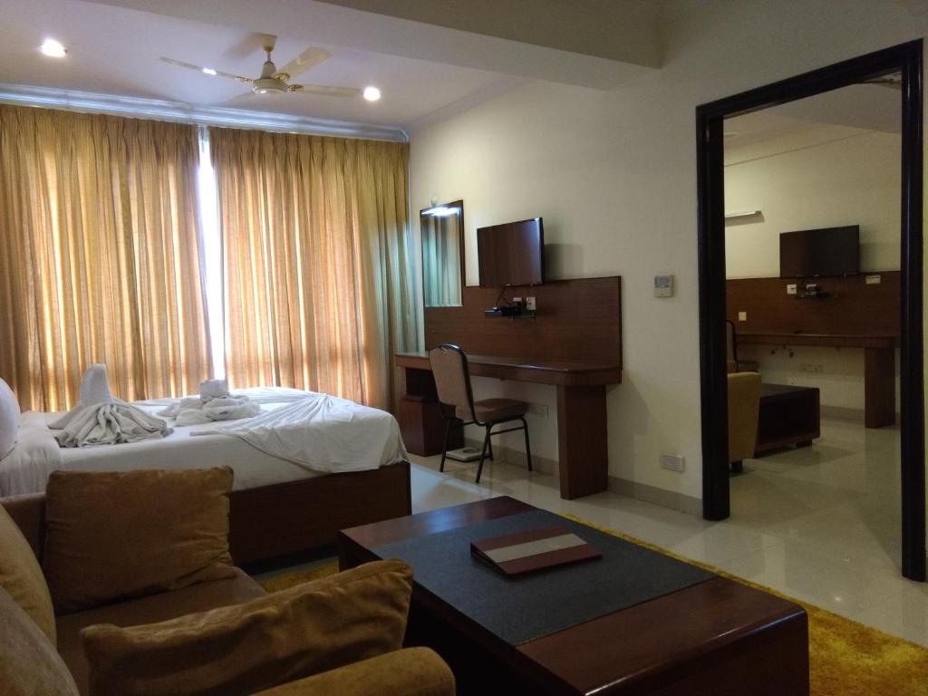 Сьюит (Улучшенный люкс) отеля Hotel Saptagiri, Хайдарабад