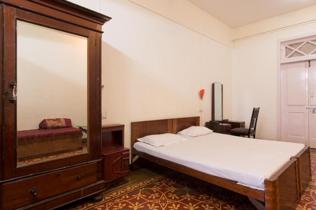 Отель Bed and Breakfast at Colaba, Мумбай