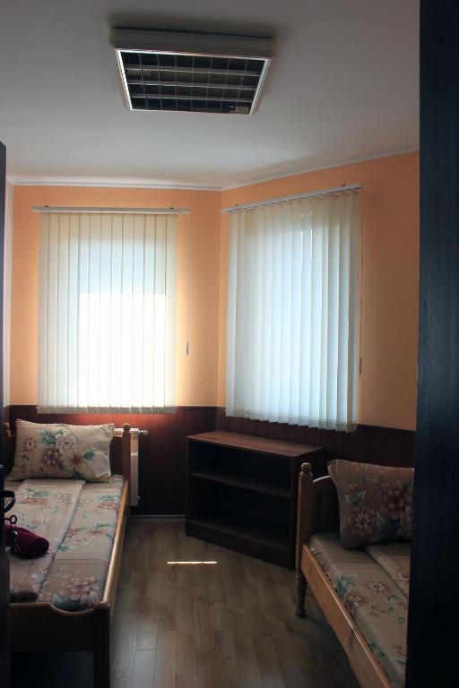 Двухместный (Двухместный номер с 2 отдельными кроватями и общей ванной комнатой) семейного отеля Osogovo Rooms, София