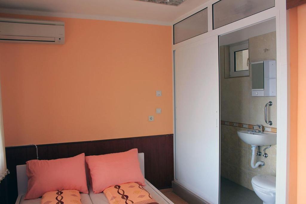 Двухместный (Номер с кроватью размера «king-size» и балконом) семейного отеля Osogovo Rooms, София