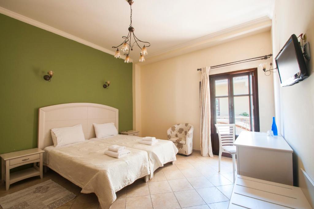 Двухместный (Двухместный номер с 1 кроватью/2 отдельными кроватями для гостей с ограниченными физическими возможностями) отеля Areos Polis Boutique Hotel, Ареополис