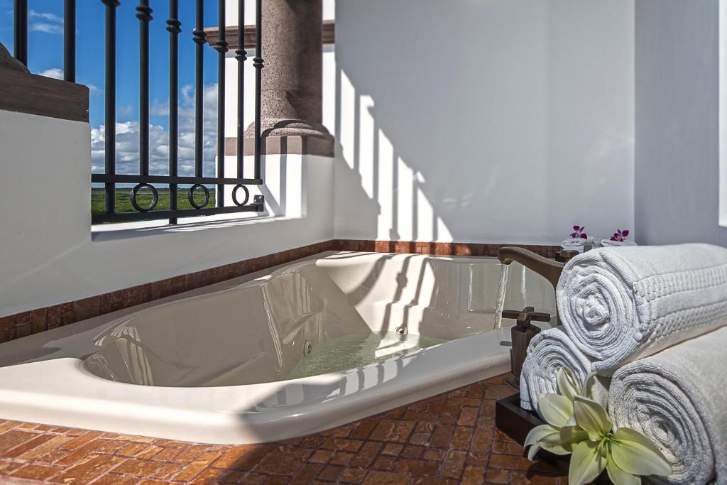 Двухместный (Deluxe Junior Suite with Hot Tub - 2 Child Stay Free) курортного отеля The Villas at Grand Residences Riviera Cancun - All Inclusive, Пуэрто-Морелос