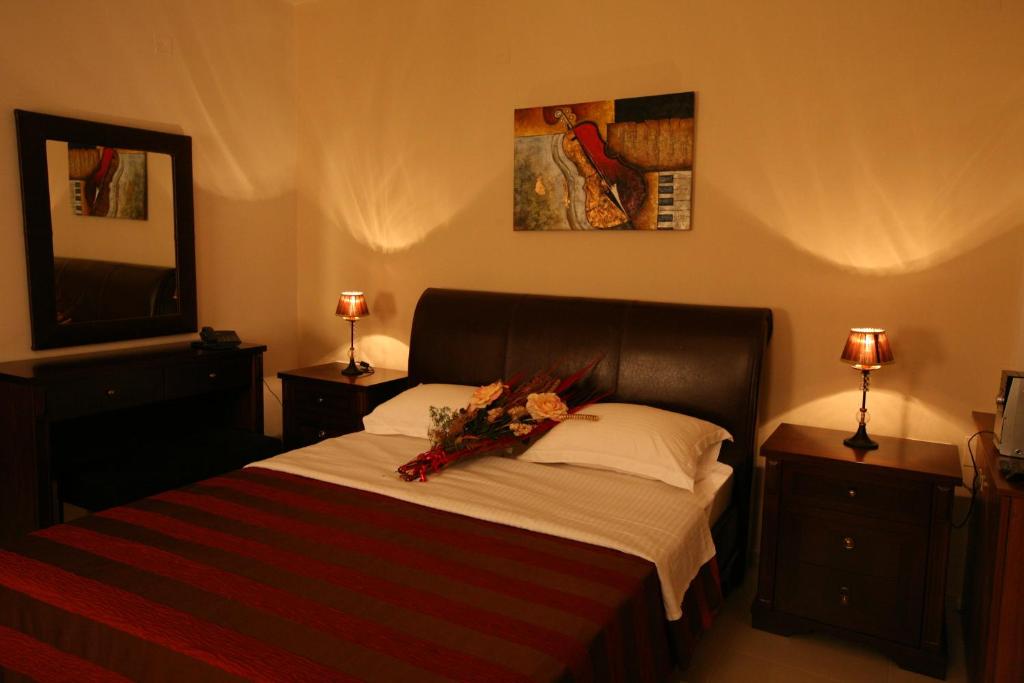Двухместный (Улучшенный двухместный номер с видом на Метеору) отеля Epavlis Meteora Suites Hotel, Калампака