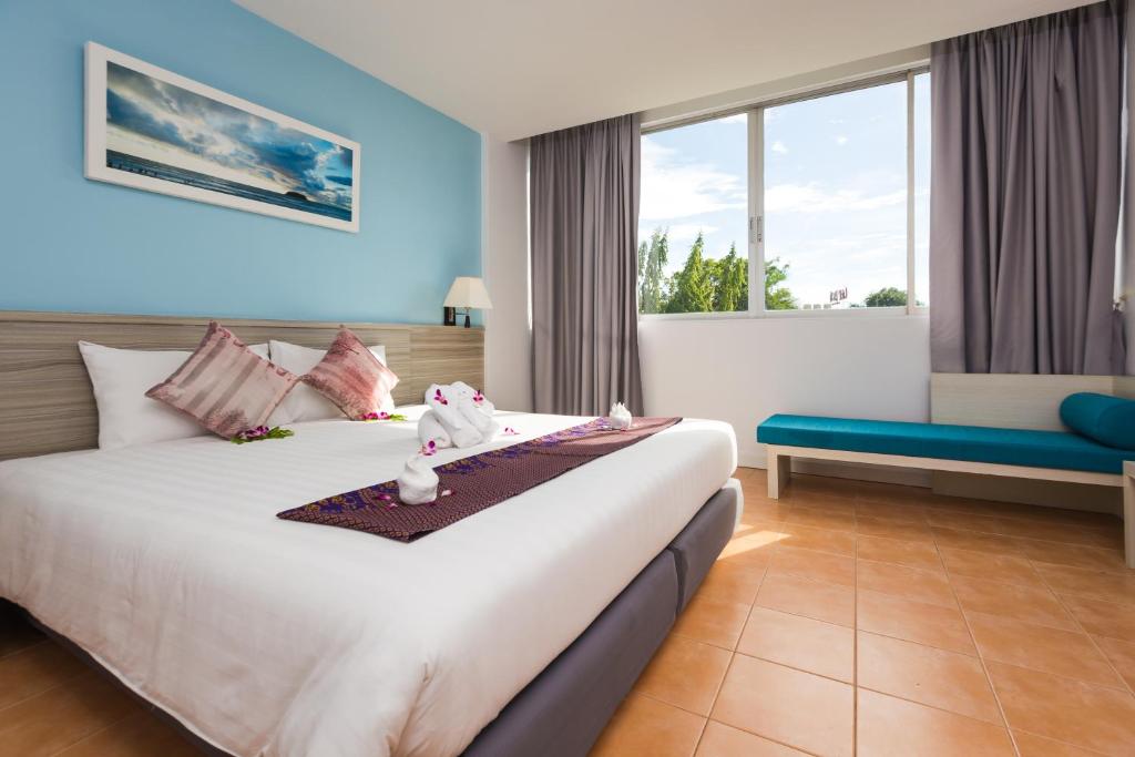 Двухместный (Улучшенный двухместный номер с 1 кроватью или 2 отдельными кроватями) отеля ON Hotel Phuket, Пхукет