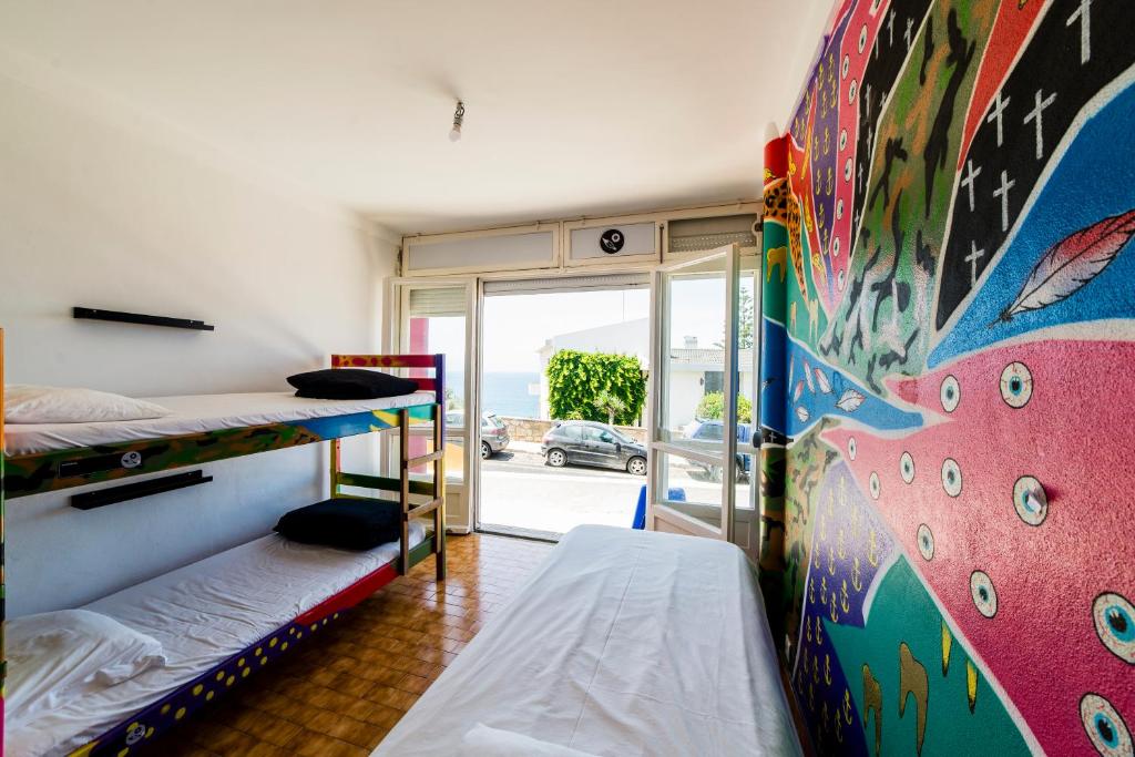 Номер (Кровать в общем 3-местном номере для мужчин и женщин) хостела Hostel & Surfcamp 55, Эрисейра