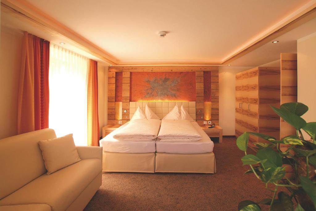 Сьюит (Улучшенный люкс) отеля Hotel Garni Muttler Alpinresort & Spa, Замнаун