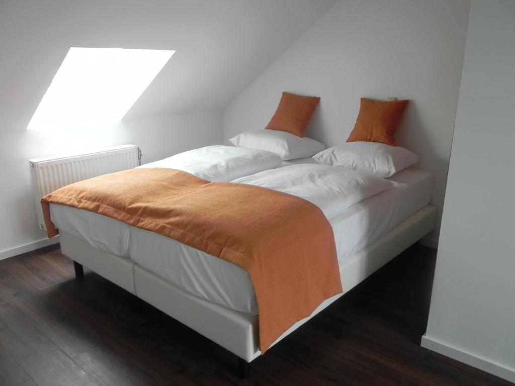 Трехместный (Номер «Комфорт» с 2 отдельными кроватями и диваном-кроватью) отеля Hotel - Restaurant Uit De Kunst, Маастрихт
