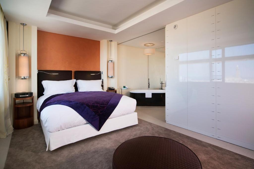 Сьюит (Люкс «Престиж» с кроватью размера «king-size» — отдельная гостиная, вид на медину и океан) отеля Sofitel Casablanca Tour Blanche, Касабланка