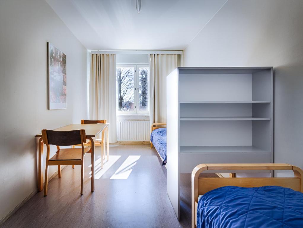 Номер (Бюджетное спальное место в общем номере для мужчин с 2 кроватями и общей ванной комнатой) хостела Eurohostel, Хельсинки