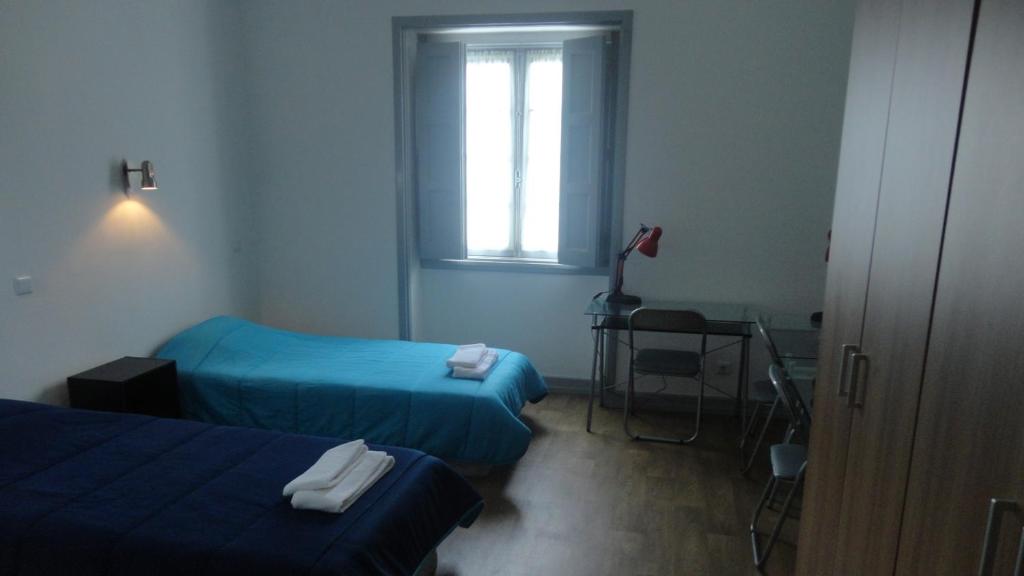 Двухместный (Двухместный номер с 2 отдельными кроватями и собственной ванной комнатой) хостела BE Coimbra Hostels, Коимбра