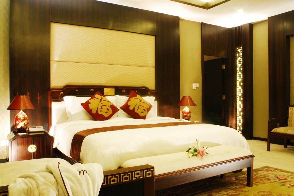 Сьюит (Представительский люкс с кроватью размера «king-size») отеля Grand Mercure Xian On Renmin Square, Сиань