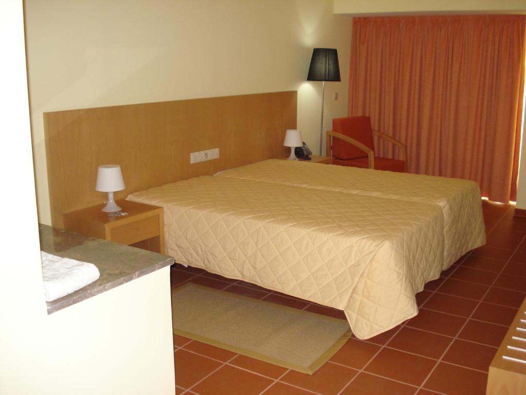 Двухместный (Двухместный номер с основными удобствами и террасой) отеля INATEL Oeiras, Оэйраш