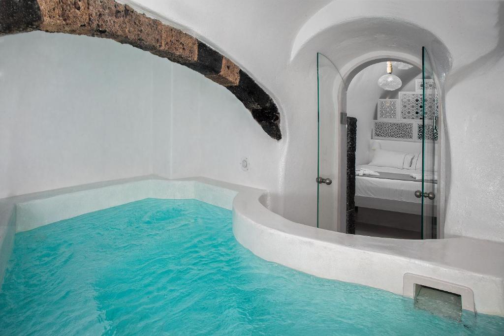 Сьюит (Полулюкс «Пещера» с гидромассажной ванной в помещении) отеля Aperto Suites - Adults Only, Тира