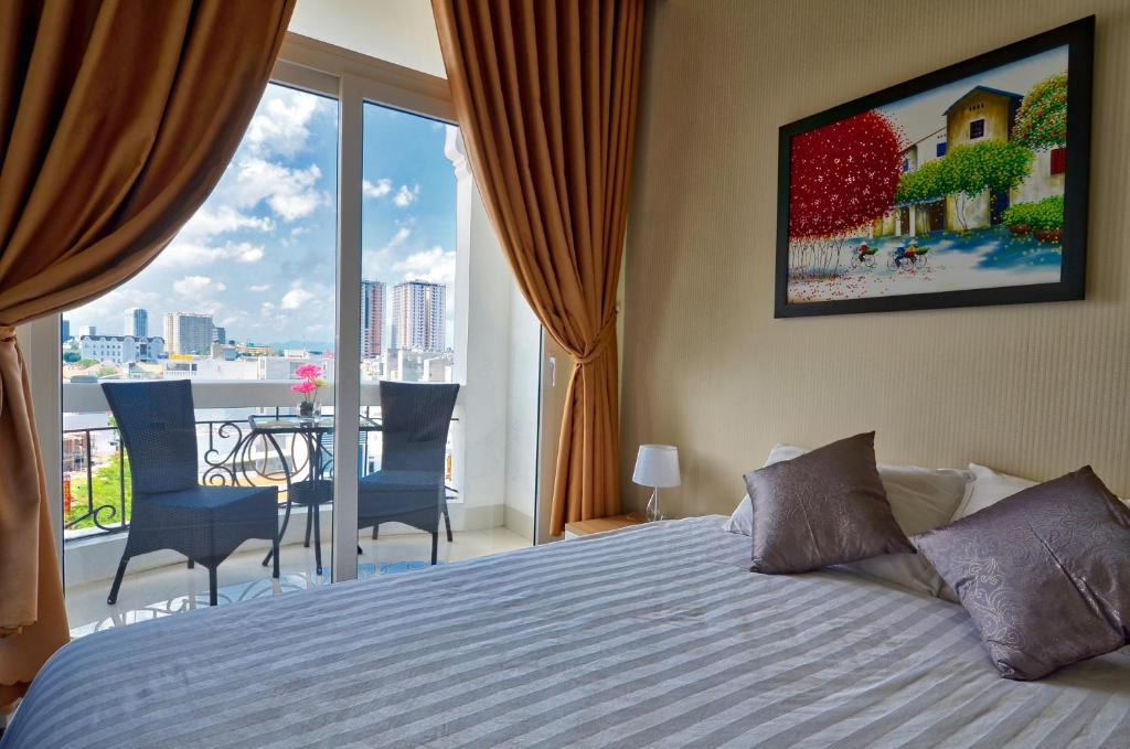 Сьюит (Двухместный номер Делюкс с 1 кроватью, вид на холмы — В стоимость входит посещение спа-центра) курортного отеля The Wind Boutique Resort, Вунгтау