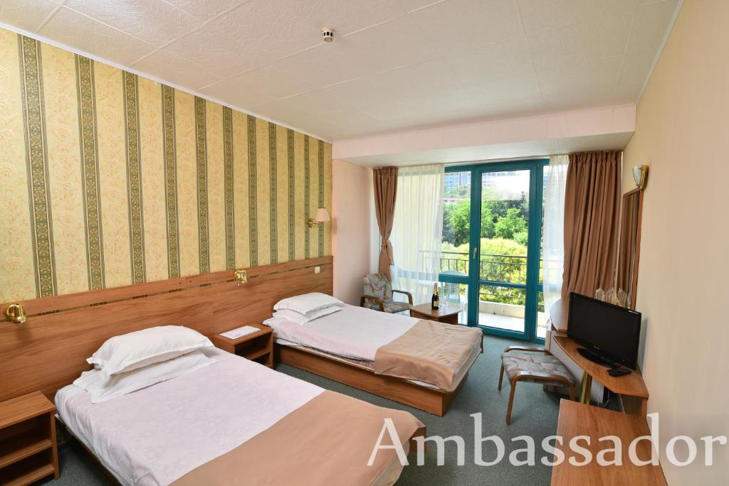 Двухместный (Двухместный номер с 2 отдельными кроватями и балконом) отеля Hotel Ambassador, Золотые Пески