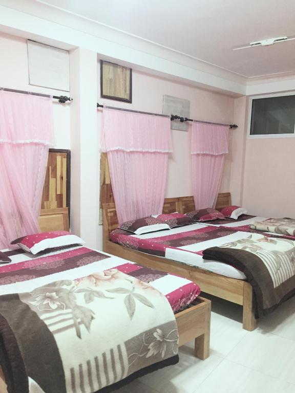 Четырехместный (Четырехместный номер с собственной ванной комнатой) отеля Quynh Nhi Hotel, Далат