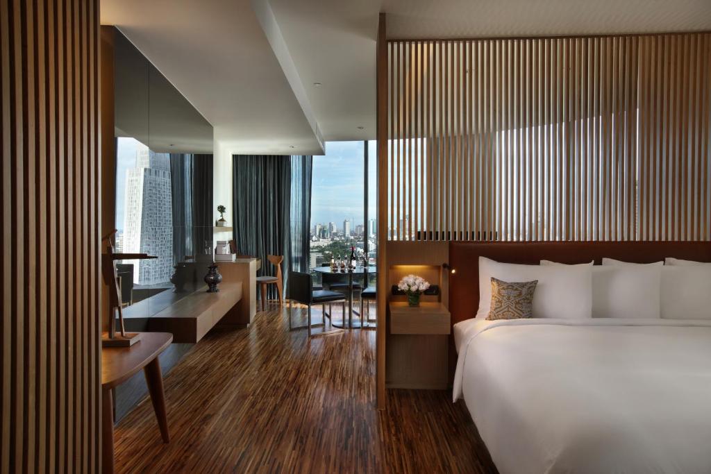 Двухместный (Номер с кроватью размера «king-size» и фирменными клубными преимуществами, вид на городской пейзаж) отеля SO Sofitel Bangkok, Бангкок