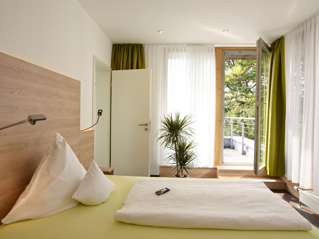 Двухместный (Улучшенный номер с кроватью размера «queen-size») отеля Hotel Forsthaus Grüna, Хемниц