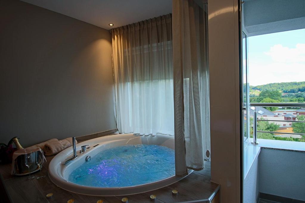 Двухместный (Специальное предложение - Двухместный номер с 1 кроватью, гидромассажной ванной и балконом - Пакет «Релакс») отеля Wellness Hotel Villa Magdalena, Крапинске-Топлице
