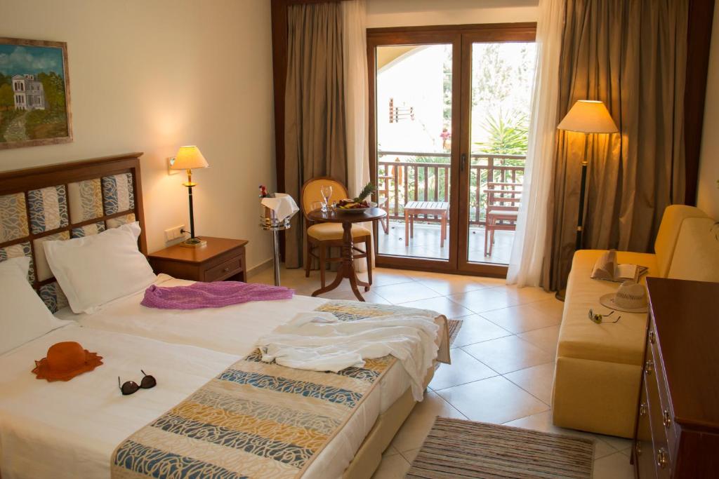 Двухместный (Двухместный номер с 1 кроватью и видом на бассейн) курортного отеля Aegean Melathron Thalasso Spa Hotel, Калифея
