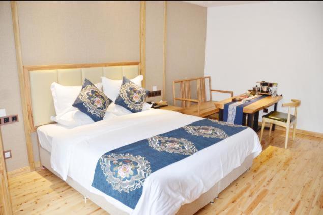 Двухместный (Специальное предложение для граждан материкового Китая — Двухместный номер Делюкс с 1 кроватью) отеля QingJu Hotel(Wang Ping Street), Чэнду