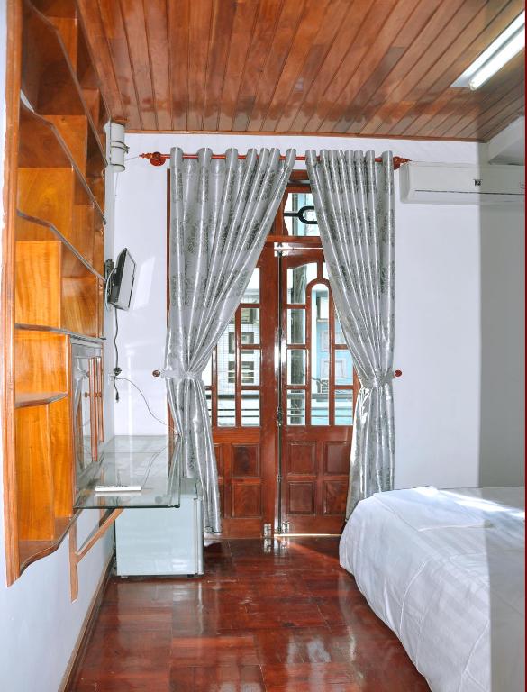 Двухместный (Двухместный номер с 1 кроватью или 2 отдельными кроватями и балконом) отеля Ngoc Tung Mini Hotel, Хюэ