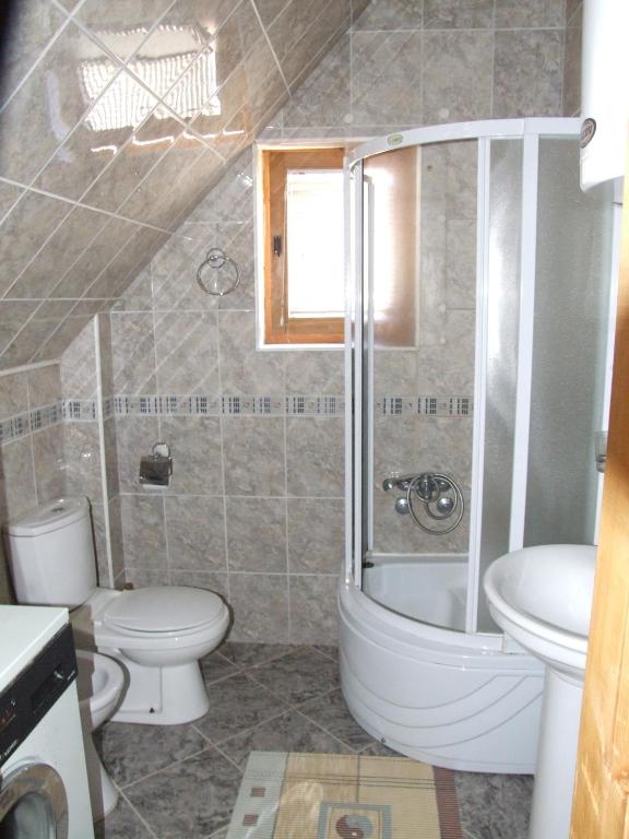 Трехместный (Трехместный номер с основными удобствами и общей ванной комнатой) гостевого дома Šćekić Accommodation, Жабляк