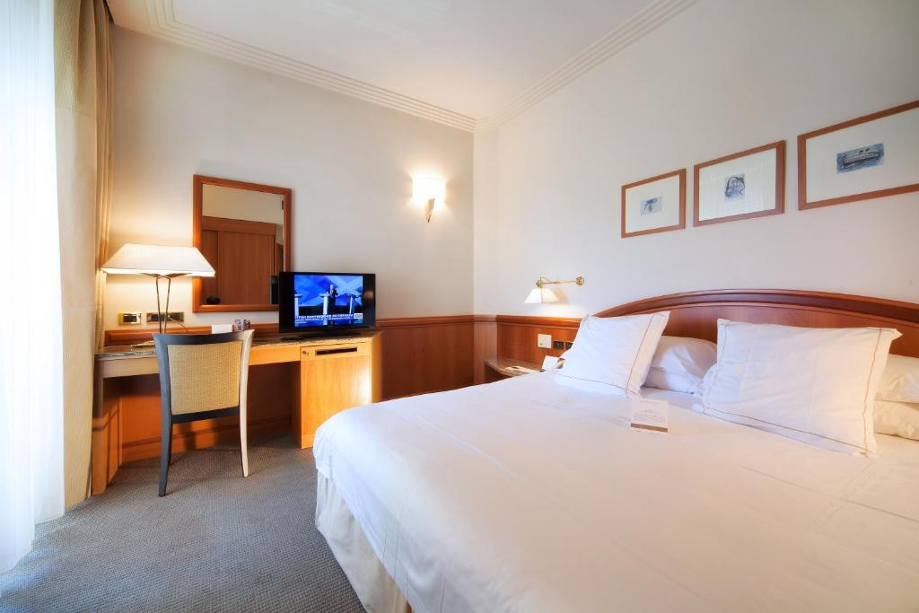 Двухместный (Улучшенный двухместный номер с 1 кроватью) отеля Hotel Ambasciatori, Римини
