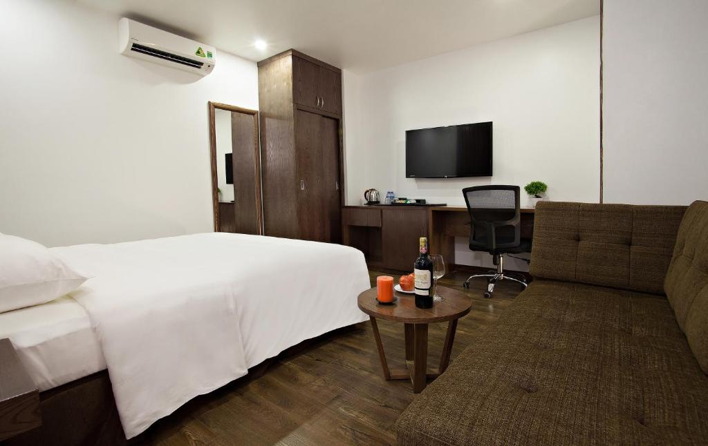 Двухместный (Улучшенный номер с кроватью размера «king-size») отеля Poonsa Hanoi Hotel, Ханой