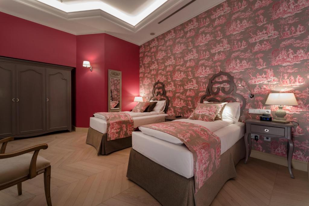 Двухместный (Улучшенный двухместный номер с 2 отдельными кроватями) отеля Le Chevalier Relais, Рига