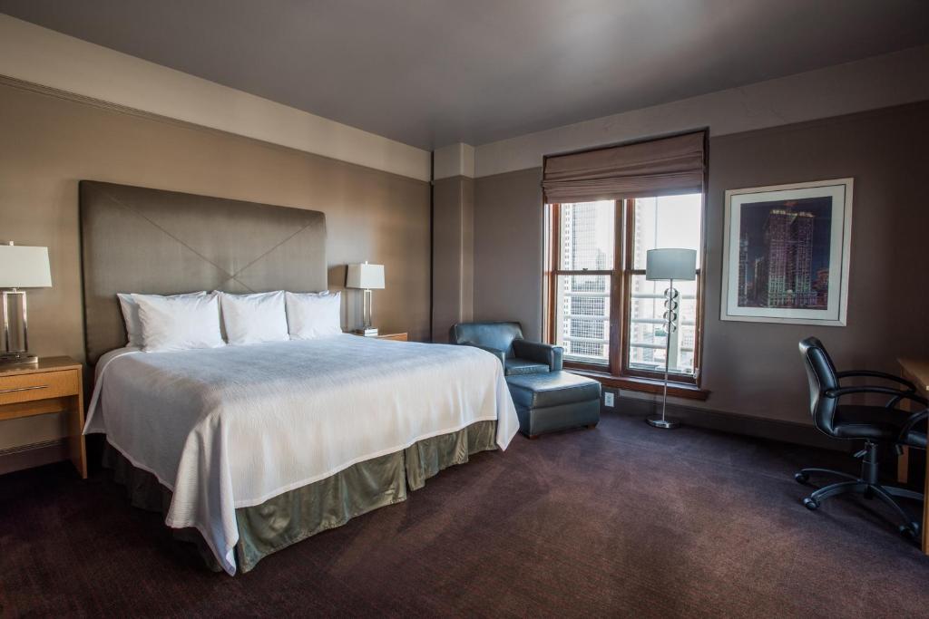 Сьюит (Люкс с кроватью размера «king-size») отеля Magnolia Hotel Downtown Dallas, Даллас