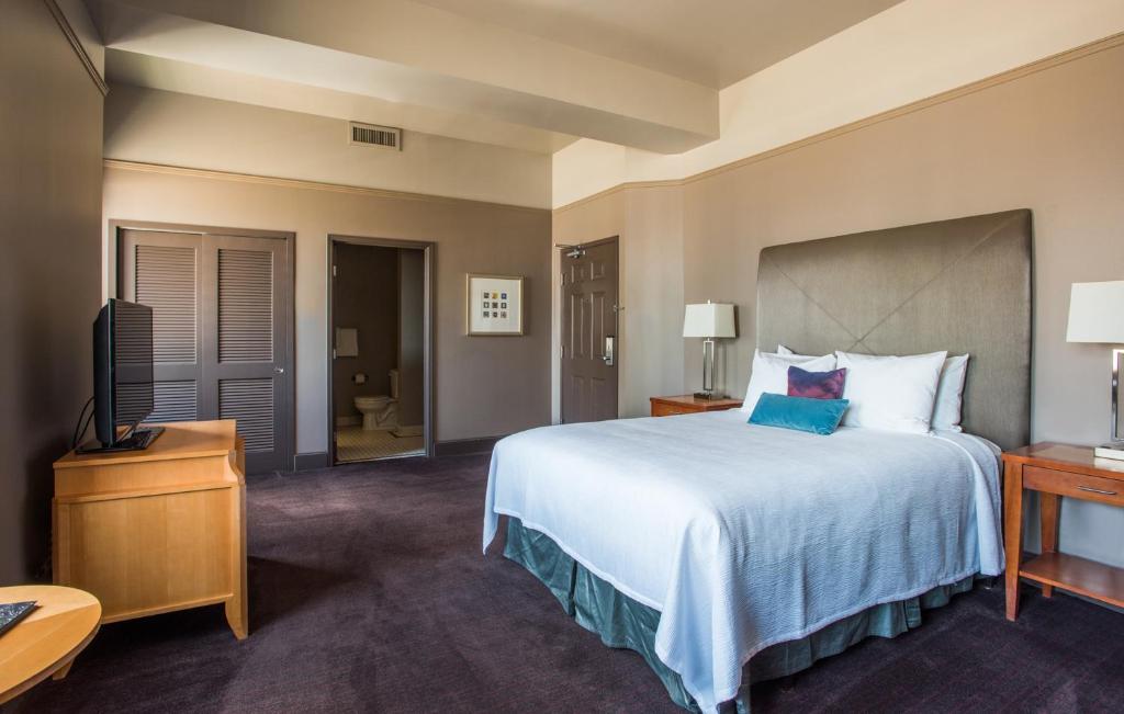 Двухместный (Номер Делюкс с кроватью размера «queen-size») отеля Magnolia Hotel Downtown Dallas, Даллас
