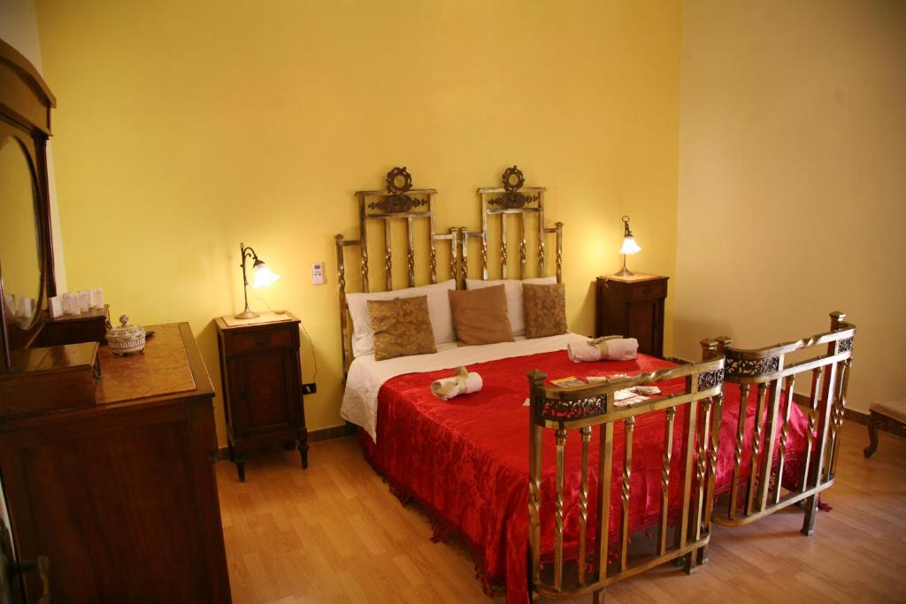Двухместный (Двухместный номер с 1 кроватью и общей ванной комнатой) отеля Napoli Retro, Неаполь