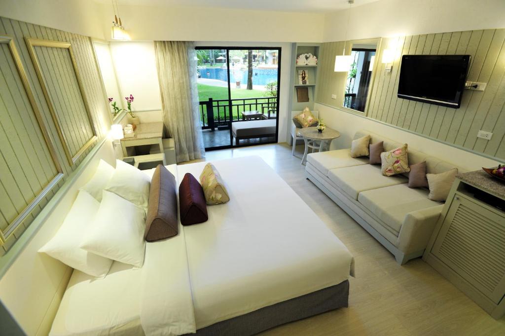 Двухместный (Двухместный номер Делюкс с 1 кроватью или 2 отдельными кроватями и видом на бассейн) курортного отеля Katathani Phuket Beach Resort, Пхукет