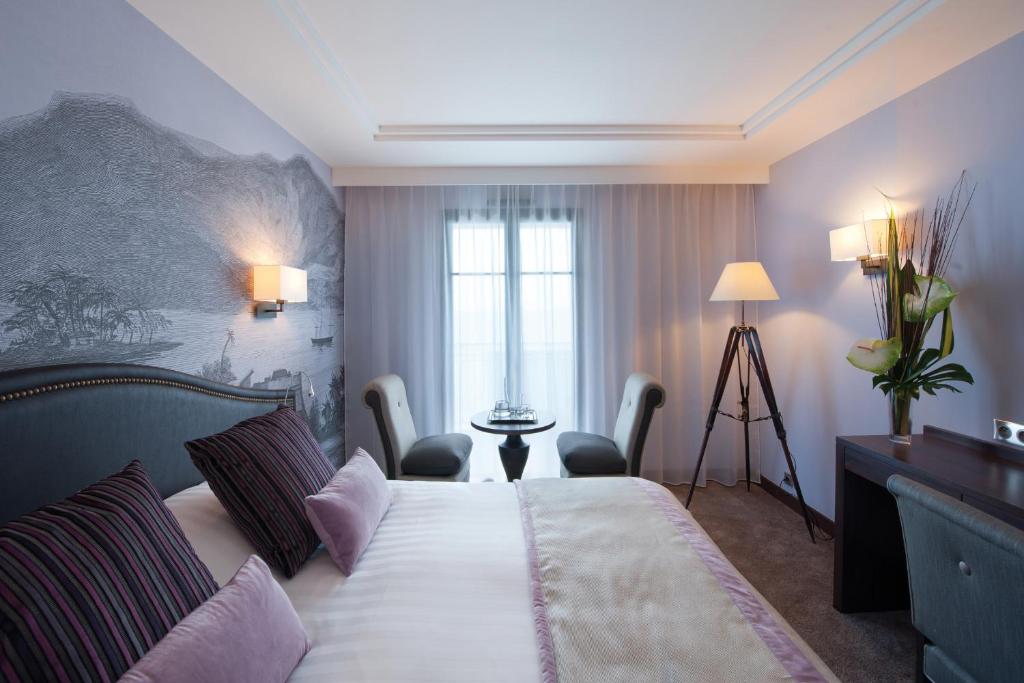 Двухместный (Стандартный двухместный номер с 1 кроватью или 2 отдельными кроватями, вид на город) отеля Hôtel Le Nouveau Monde, Сен-Мало