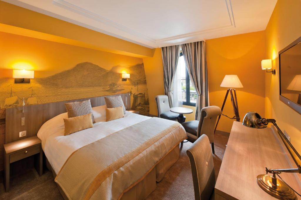 Двухместный (Улучшенный двухместный номер с 1 кроватью или 2 отдельными кроватями, вид на город) отеля Hôtel Le Nouveau Monde, Сен-Мало