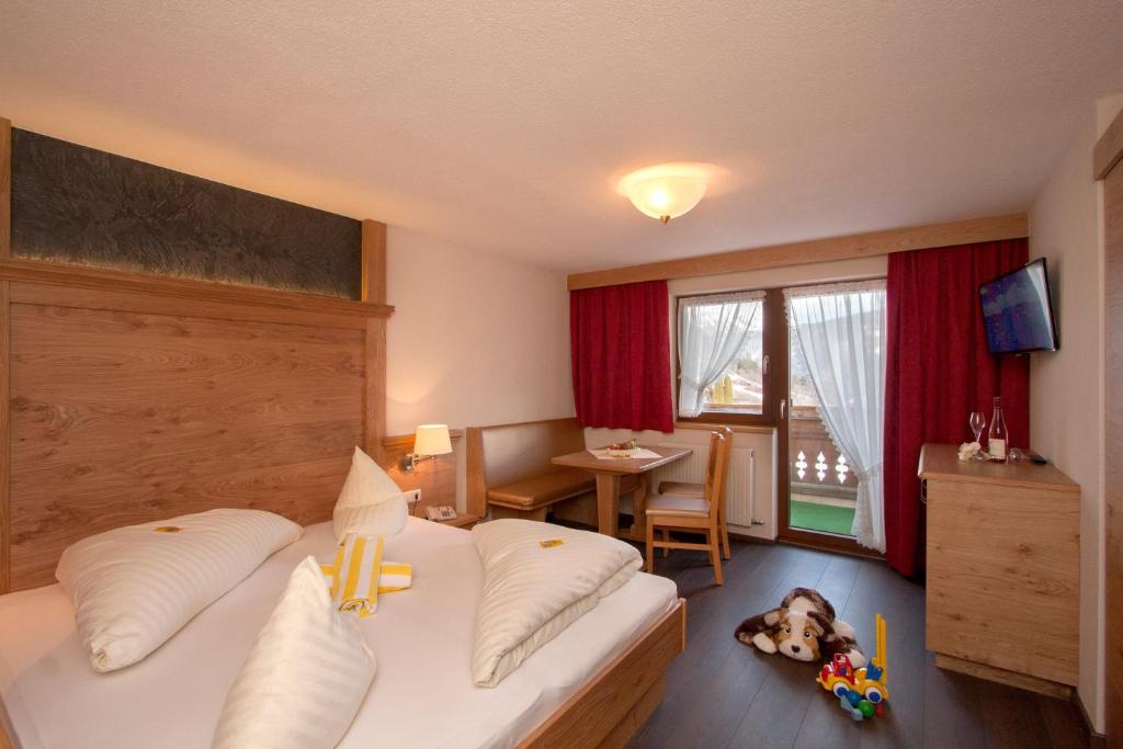 Сьюит (Семейный люкс (для 2 взрослых и 3 детей) C) отеля Kinderhotel Laderhof, Ладис