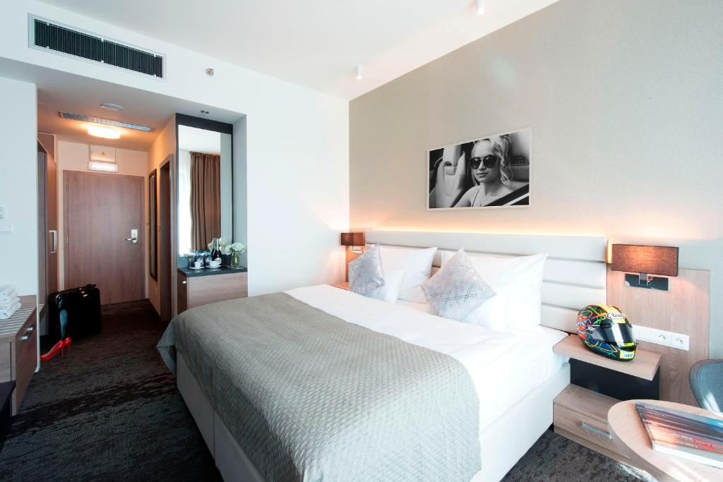 Двухместный (Улучшенный двухместный номер с 1 кроватью или 2 отдельными кроватями для гостей Moto GP (билеты не включены в стоимость)) отеля Grid Hotel, Брно