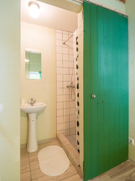 Одноместный (Одноместный номер с собственной ванной комнатой) хостела Downtown Forest Hostel & Camping, Вильнюс