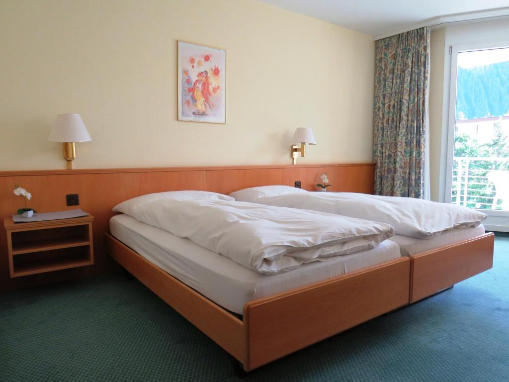 Двухместный (Двухместный номер Делюкс с 1 кроватью и балконом) отеля Hotel Derby - Save & Relax, Давос