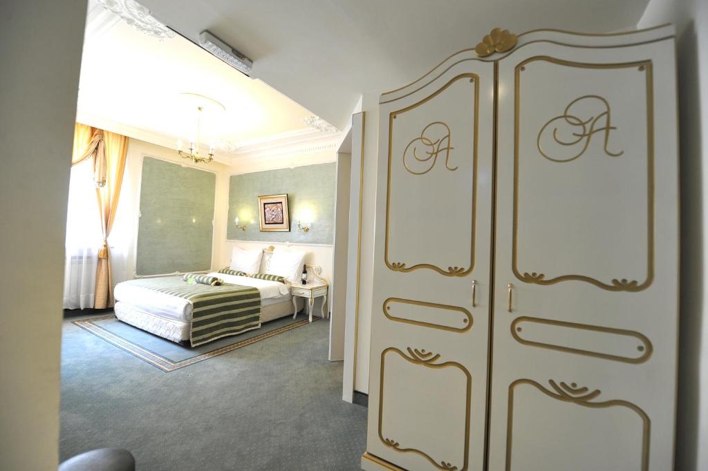 Двухместный (Улучшенный двухместный номер с 1 кроватью или 2 отдельными кроватями) отеля Queen's Astoria Design Hotel, Белград