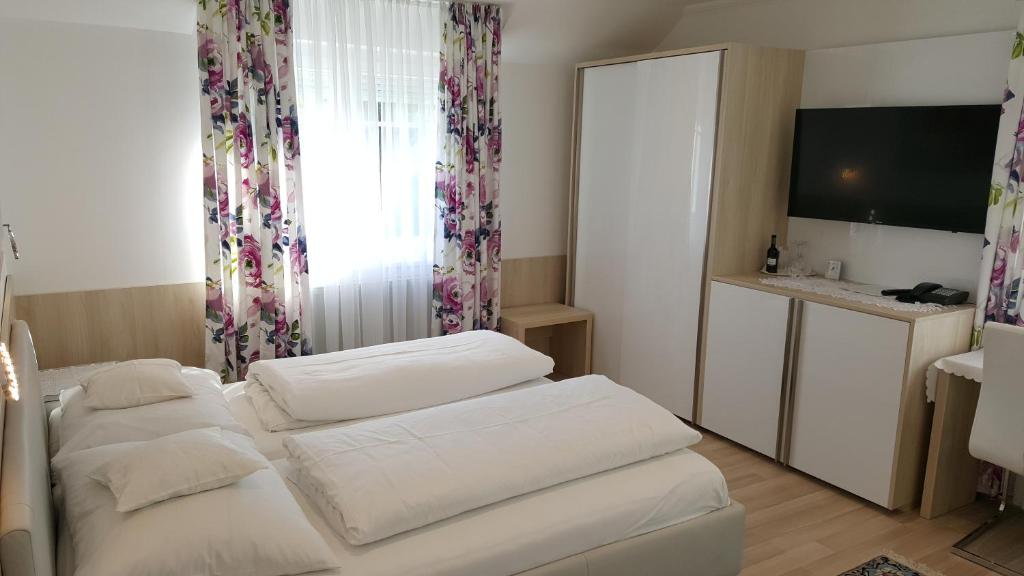 Двухместный (Двухместный номер с 1 кроватью и парковкой) гостевого дома Gästehaus Plank, Грац